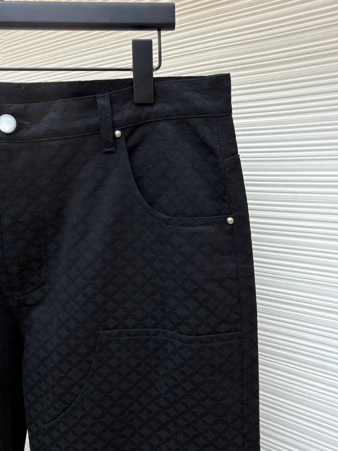 LOUIS VUITTON cotton overalls ●Article number: 1681528-B15 ●Material: cotton jacquard fabric ●Technology: jacquard production ●Color: black ●Version: fitted version ●Weight: about 800 grams ●Size: S-M-L-XL ●Description: This cotton overalls presents the Dandy Monogram jacquard texture from the 2025 autumn and winter show, injecting rich texture into the casual silhouette. The pockets and patchwork of the jeans are rich in details, and the pearlescent buttons illustrate the dandy style. They can be paired with the same jacket to create a casual and elegant look. Body: 100% cotton Lining: 100% cotton All-over logo jacquard Pearlescent button closure at front. Classic 5-pocket denim cut with studded rear label. The overall wiring is straight and delicate, the fabric is comfortable and soft, and the color is consistent without color difference. It can be matched with the same style to create a fashionable look and control various occasions. Customized accessories, complete with three standards, same style for men and women!